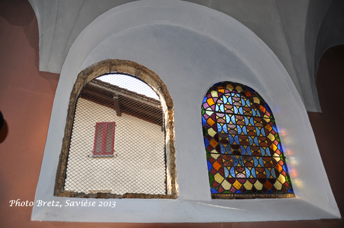 Dépose d'un petit vitrail du passage latéral sud, église